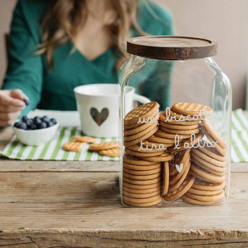 Barattolo da cucina in vetro borosilicato con tappo ermetico in legno decorato con scritta “Un biscotto tira l'altro”